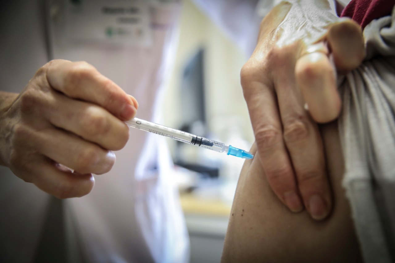 Mieszanie szczepionek przeciwko Covid-19. Ruszają testy, wyniki poznamy latem