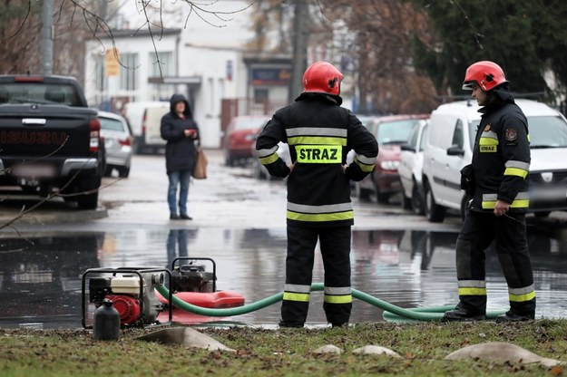 Mieszanina wody i substancji ropopochodnej zalała dwie ulice na warszawskim Targówku /Paweł Supernak /PAP