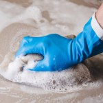 Mieszasz sodę z octem, żeby usunąć brud? Chemicy łapią się za głowę