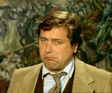 Mieszka wysoko i jest ważny. Do czasu. W końcu ląduje w Hondurasie! Postać Winnickiego (Janusz Gajos) była aluzją do dyplomaty Zdzisława Rurarza, który wystąpił o azyl w Japonii. W "Zmiennikach" mieszkanie po nim dostał Albin Tojfels (aluzja do ówczesnego notabla Albina Siwaka). Obok dwunastki była jeszcze 13. Motyw bloku przy Alternatywy 4 ze straszącym mieszkaniem nr 13 pojawił się w odc. 15 serialu "Zmiennicy".