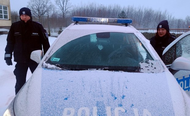 Mieszkali w namiocie. Pomogli policjanci