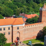 Mieszkało tu trzech polskich królów. W jego podziemiach podobno ukryty jest skarb