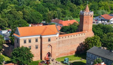 Mieszkało tu trzech polskich królów. W jego podziemiach podobno ukryty jest skarb