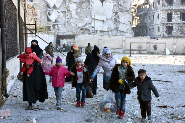 Mieszkańcy Aleppo /SANA HANDOUT /PAP/EPA
