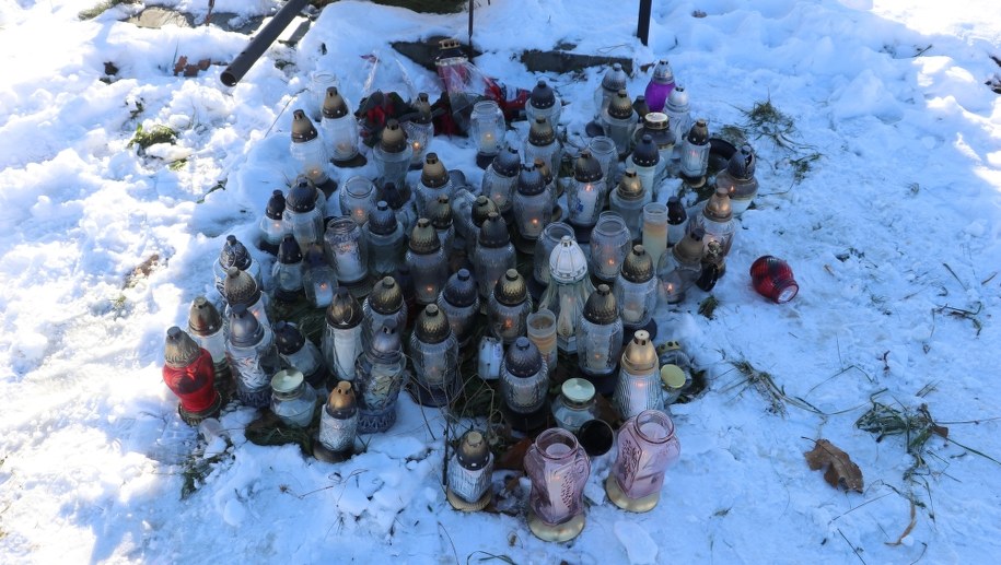 Mieszkańcy Andrychowa składają znicze w pobliżu miejsca, gdzie znaleziono nastolatkę /Józef Polewka /RMF FM