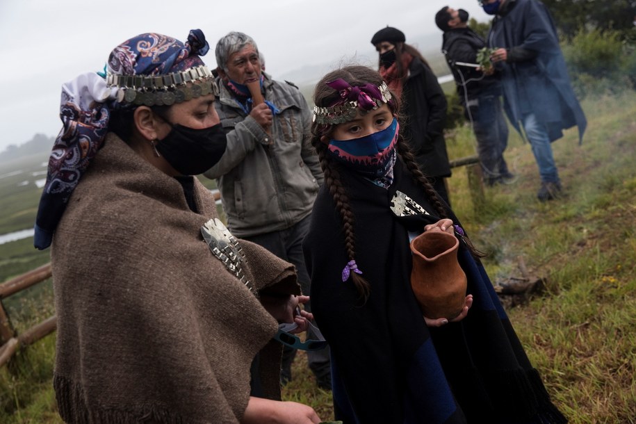 Mieszkańcy Araukanii /	Alberto Valdes /PAP/EPA