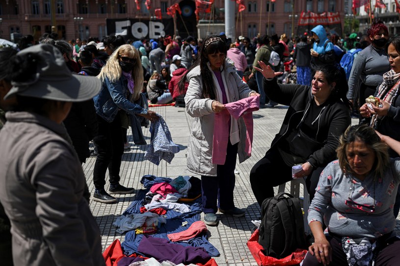Mieszkańcy Argentyny mają dość galopującego wzrostu cen i ubóstwa. Coraz częściej demonstrują w okolicach rezydencji prezydenta w Buenos Aires. /Luis ROBAYO /AFP
