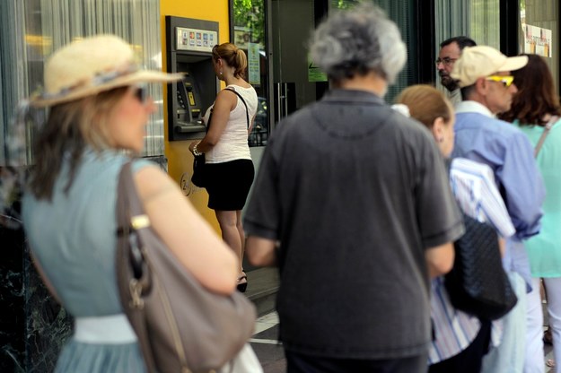 Mieszkańcy Aten w kolejce do bankomatu //ORESTIS PANAGIOTOU /PAP/EPA