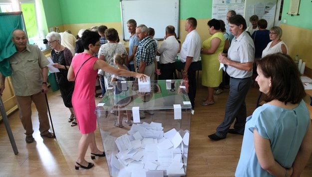 Mieszkańcy Baranowa głosują w referendum w sprawie budowy Centralnego Portu Komunikacyjnego /Jacek Turczyk /PAP