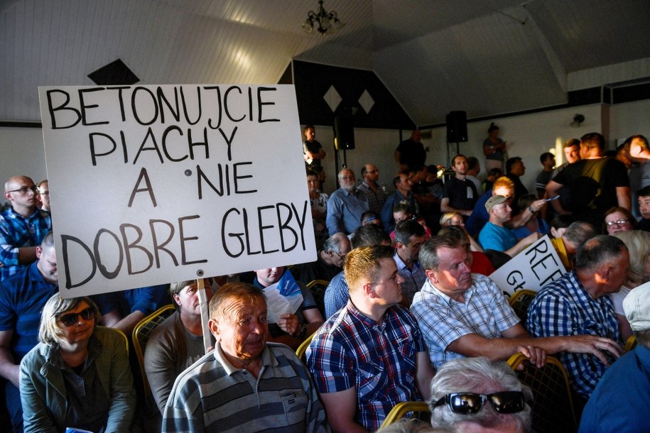 Mieszkańcy Baranowa, podczas spotkania z sekretarzem stanu w Ministerstwie Infrastruktury, pełnomocnikiem rządu ds. Centralnego Portu Komunikacyjnego dla RP Mikołajem Wildem / 	Jakub Kamiński    /PAP