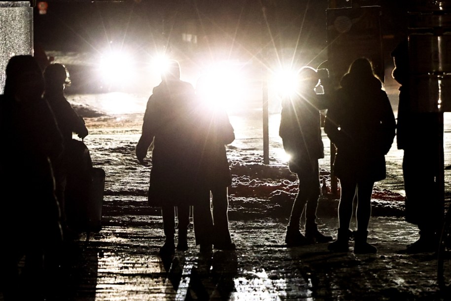 Mieszkańcy Berlina czekają na autobus na nieoświetlonej z powodu awarii ulicy /FILIP SINGER /PAP/EPA