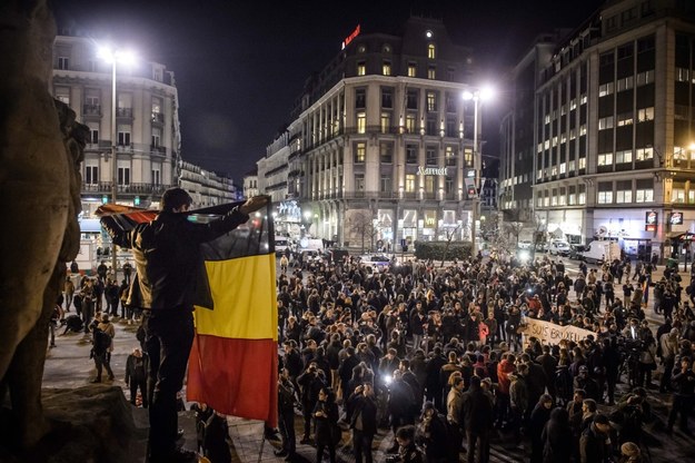 Mieszkańcy Brukseli oddają hołd ofiarom ataków terrorystycznych /HRISTOPHE PETIT TESSON /PAP/EPA