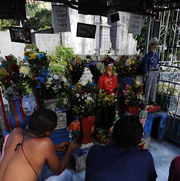 Mieszkańcy Caracas przychodzą na cmentarz, gdzie proszą zmarłych przestępców o opiekę /AFP