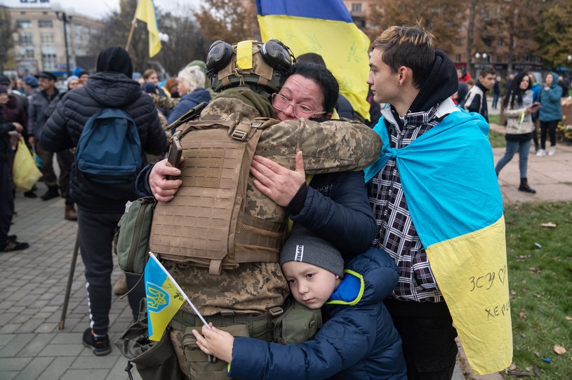 Mieszkańcy Chersonia przytulający ukraińskiego żołnierza w radości po wyzwoleniu miasta, 13 listopada 2022 roku /AFP