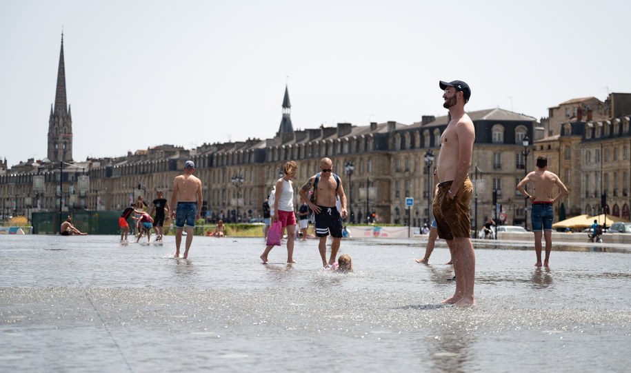 Mieszkańcy chłodzą się w Bordeaux /CAROLINE BLUMBERG /PAP/EPA