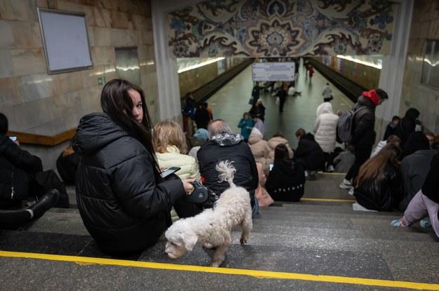 Mieszkańcy chronią się na stacji metra podczas alarmu przeciwlotniczego w Kijowie /Viacheslav Ratynskyi /PAP