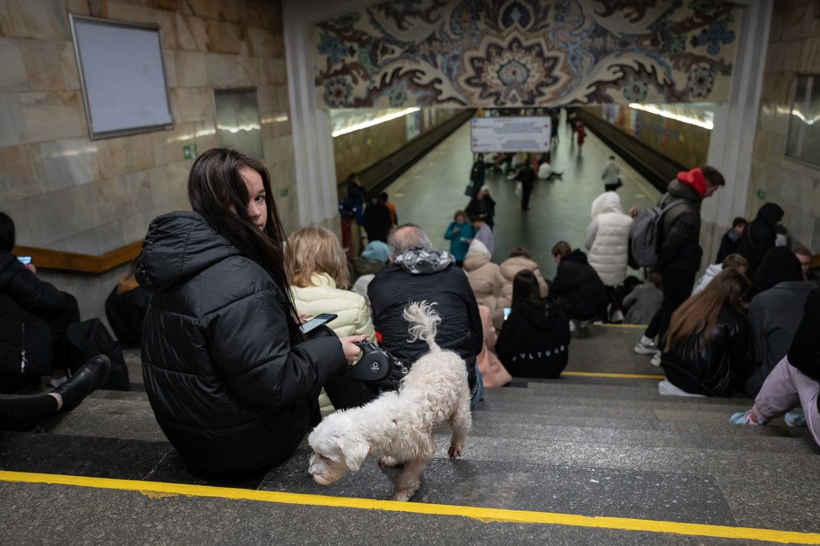 Mieszkańcy chronią się na stacji metra podczas alarmu przeciwlotniczego w Kijowie /Viacheslav Ratynskyi /PAP