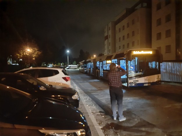 Mieszkańcy czekają w autobusach komunikacji miejskiej. /Marek Wiosło /RMF FM