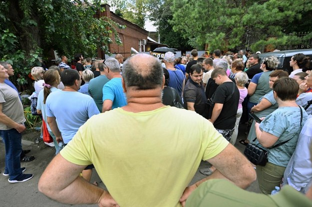 Mieszkańcy czekający na ewakuację z Sudży. 08.08.2024 r. /ANATOLIY ZHDANOV / Kommersant Photo / AFP /East News