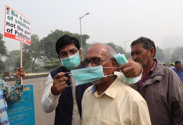 Mieszkańcy Delhi skarżą się na bóle głowy, kaszel i pieczenie oczu. /RAJAT GUPTA    /PAP/EPA