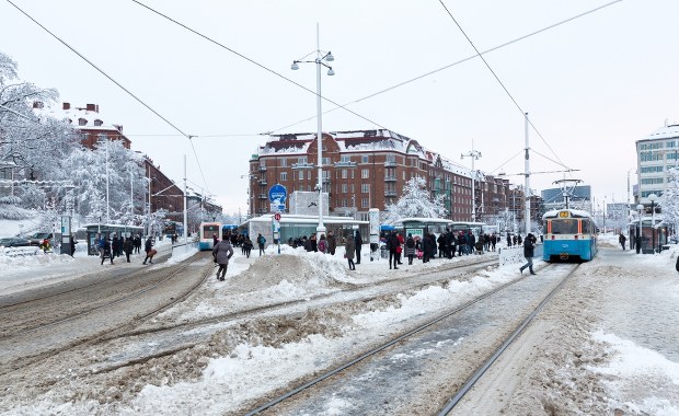 Mieszkańcy do pracy jeżdżą na nartach. Zima uderzyła w Szwecję