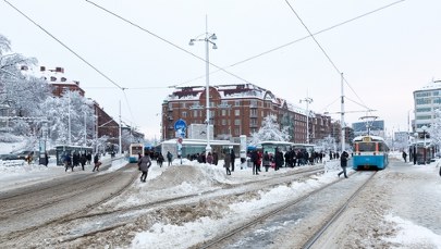 Mieszkańcy do pracy jeżdżą na nartach. Zima uderzyła w Szwecję