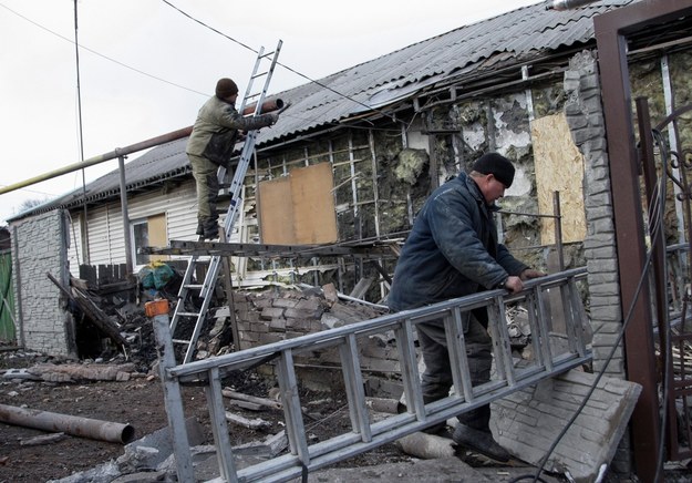 Mieszkańcy Doniecka remontują ostrzelany budynek /ALEXANDER ERMOCHENKO /PAP