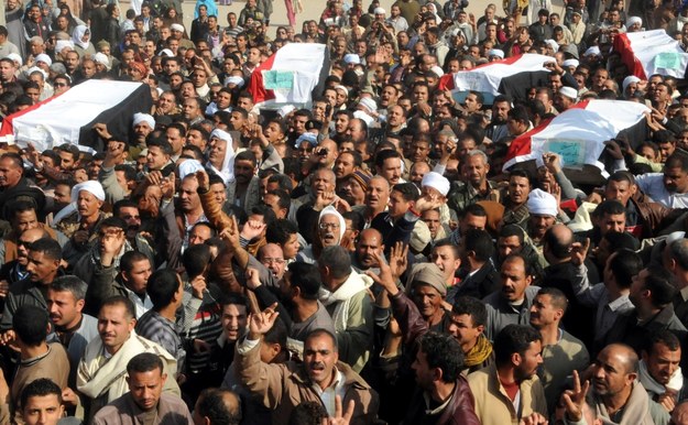 Mieszkańcy Egiptu wyszli na ulicę po kolejnych zamachach /MOHMAD ASSADI /PAP/EPA