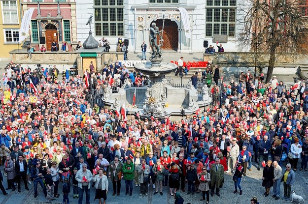 Mieszkańcy Gdańska i Pomorza pozują do wspólnego zdjęcia przed Dworem Artusa w 20. rocznicę uchwalenia Konstytucji RP /Dominik Kulaszewicz /PAP