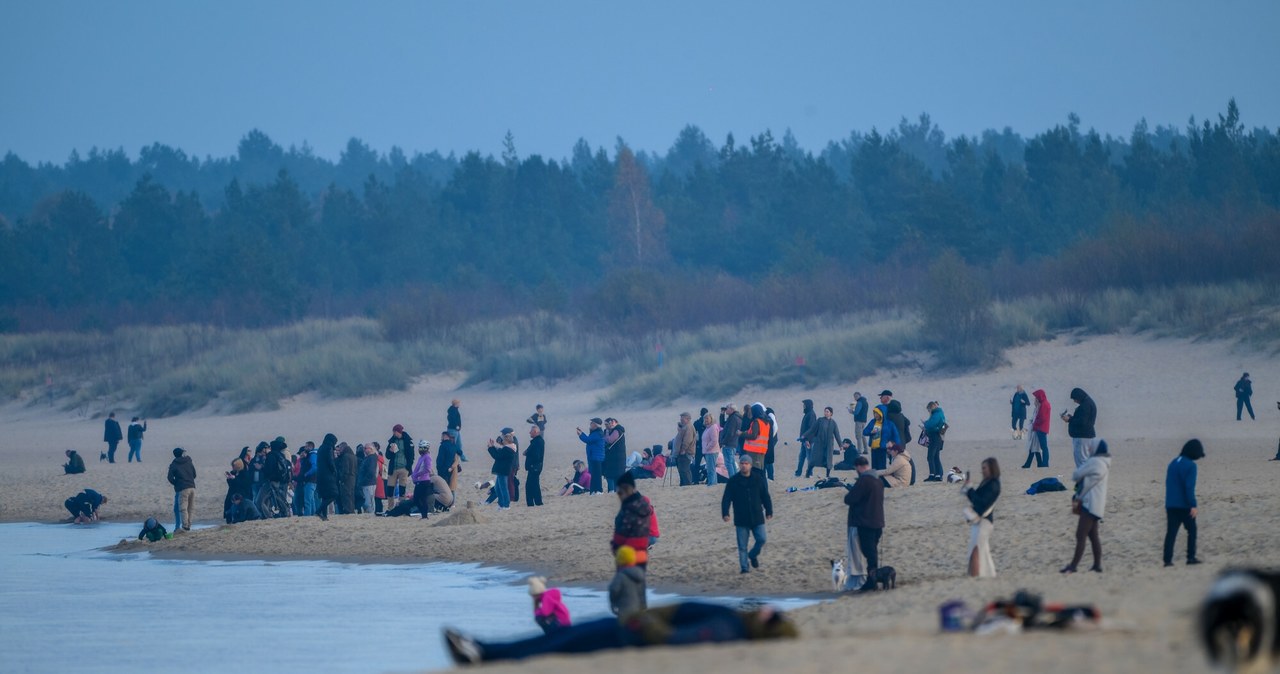 Mieszkańcy Gdańska mieli okazję obserwować widowiskowy moment wpłynięcia gigantycznych suwnic STS z okolic plaży na Stogach /Przemek Swiderski/REPORTER /East News