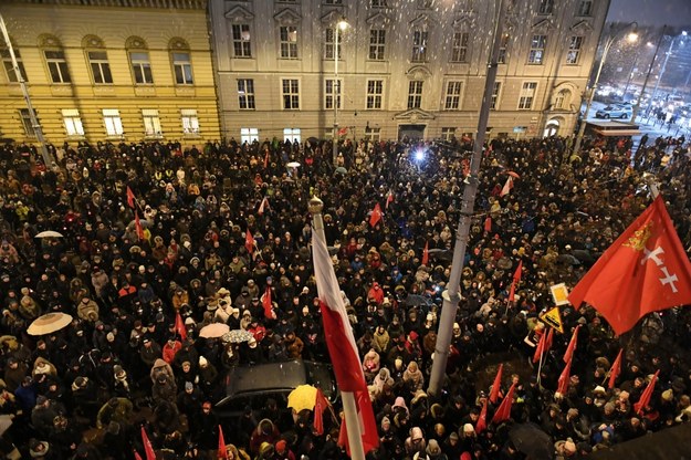 Mieszkańcy Gdańska przed Urzędem Miasta / 	Adam Warżawa    /PAP