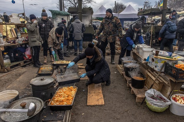 Mieszkańcy gotują posiłki w prowizorycznym obozie w Kijowie /ROMAN PILIPEY /PAP/EPA