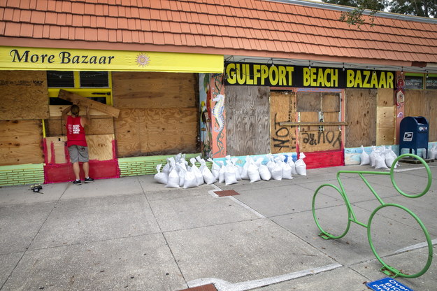 Residents of Gulfport Beach, Florida, boarding up windows / Cristobal Herrera-Ulashkiewicz / PAP / EPA