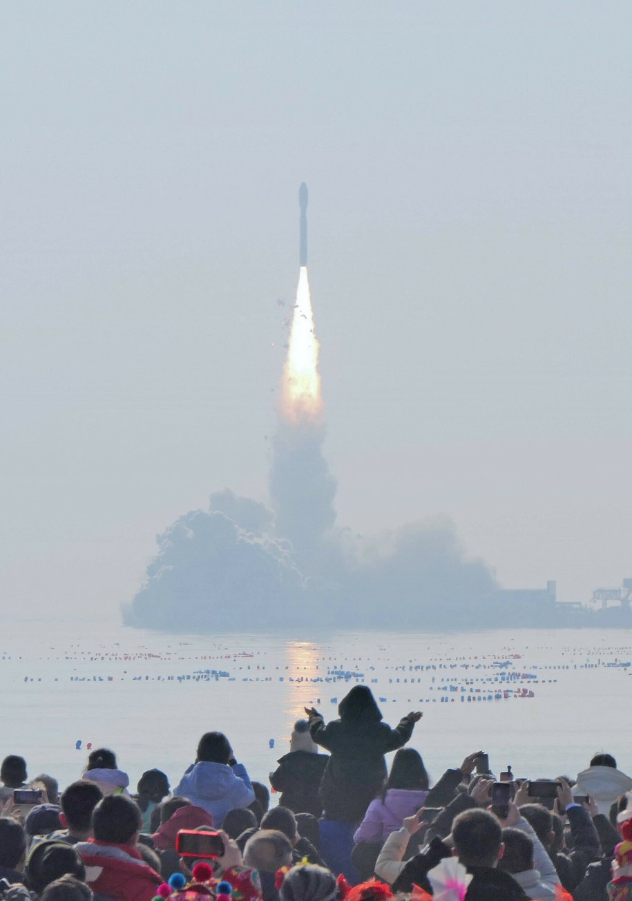 Mieszkańcy Haiyang oglądają start rakiety nośnej Jielong nr 3, 13 stycznia 2025 /IMAGO/CFOTO/Imago Stock and People/East News /East News