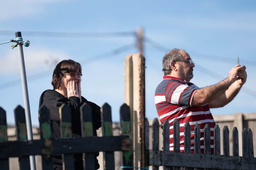 Mieszkańcy Hemsby w hrabstwie Norfolk obserwują wyburzanie ich domu zagrożonego osunięciem z klifu do morza /Joe Giddens - PA Images / Contributor /Getty Images
