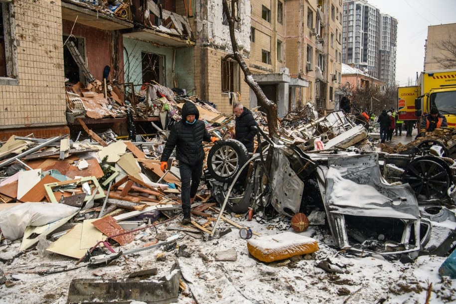 Mieszkańcy i wolontariusze sprzątają teren w pobliżu budynku, który został uszkodzony podczas rosyjskiego ataku rakietowego /Vladyslav Musiienko /PAP/EPA