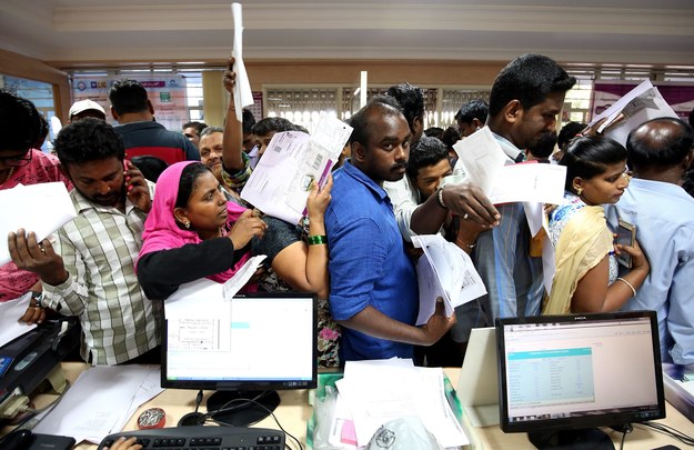 Mieszkańcy Indii masowo odwiedzają banki. Boją się straty pieniędzy /PAP/EPA/JAGADEESH NV /PAP/EPA