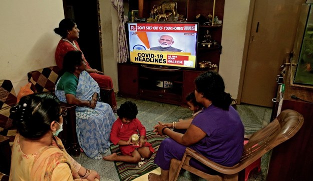 Mieszkańcy Indii oglądają przemówienie premiera Modiego /JAGADEESH NV /PAP/EPA