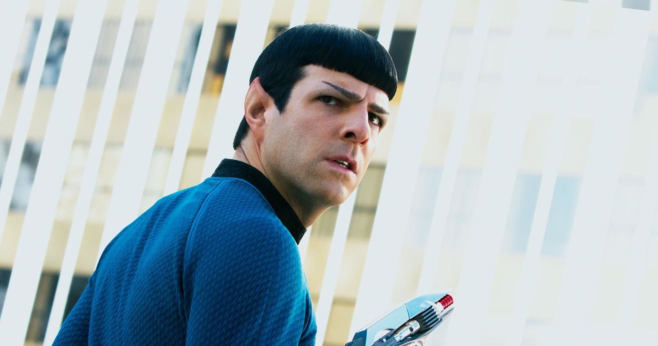 Mieszkańcy innych planet przypominają ludzi - jak chociażby Spock z serii "Star Trek" . Fot. Kadr z filmu "W ciemność: Star Trek:" /materiały prasowe