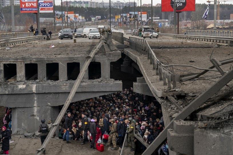 Mieszkańcy Irpienia skryli się pod zniszczonym mostem podczas bombardowania miasta. Czekali na ewakuację /AP/Associated Press/ /East News