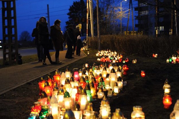 Mieszkańcy Kamienia Pomorskiego palą znicze na miejscu tragicznego wypadku /Marcin Bielecki /PAP