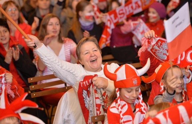 Mieszkańcy Kasiny Wielkiej, rodzinnej miejscowości Justyny Kowalczyk, świętują sukces Polki /Jacek Bednarczyk /PAP