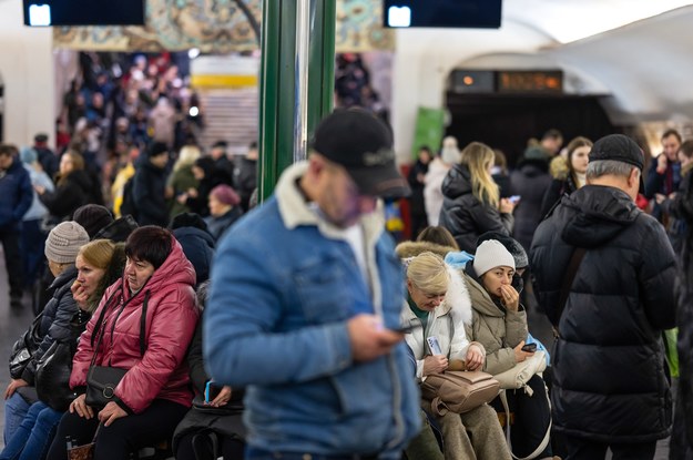 Mieszkańcy Kijowa chronią się na stacji metra podczas alarmu przeciwlotniczego /Viacheslav Ratynskyi /PAP