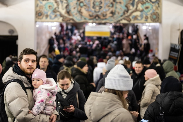 Mieszkańcy Kijowa chronią się na stacji metra podczas alarmu przeciwlotniczego /Viacheslav Ratynskyi /PAP