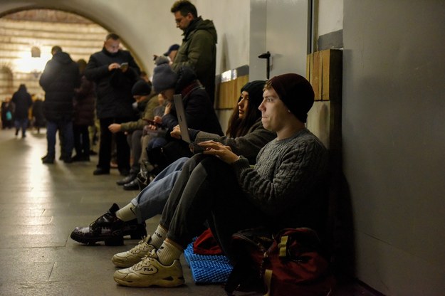 Mieszkańcy Kijowa chroniący przed ostrzałem w metrze /OLEG PETRASYUK /PAP/EPA