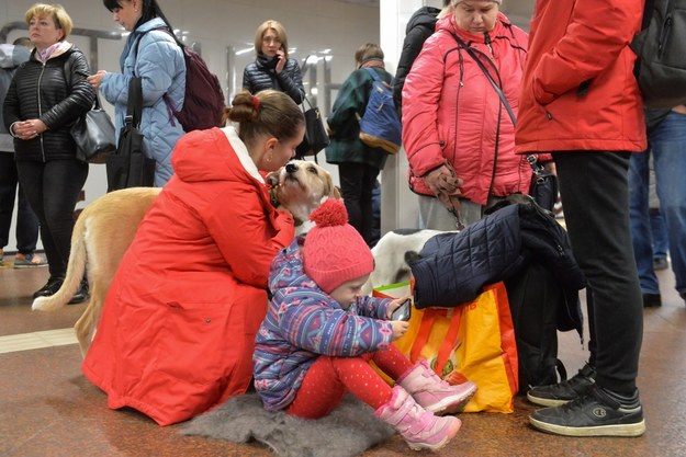 Mieszkańcy Kijowa szukający w metrze schronienia przed rosyjskimi atakami /ANDRII NESTERENKO /PAP/EPA