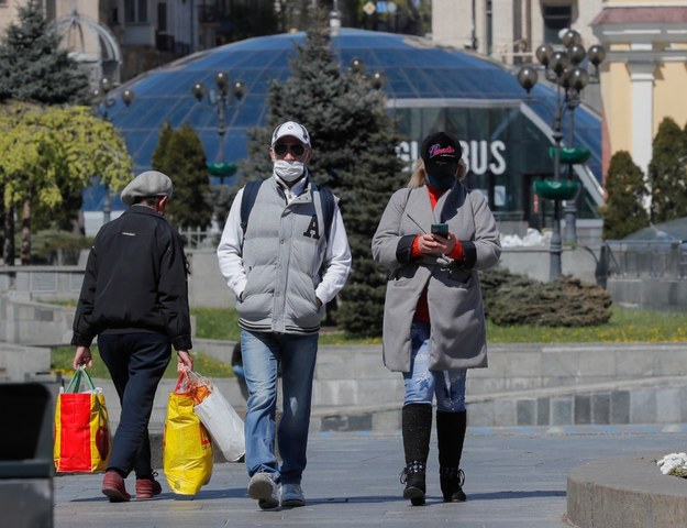 Mieszkańcy Kijowa w maskach ochronnych na zdjęciu ilustracyjnym /SERGEY DOLZHENKO /PAP/EPA
