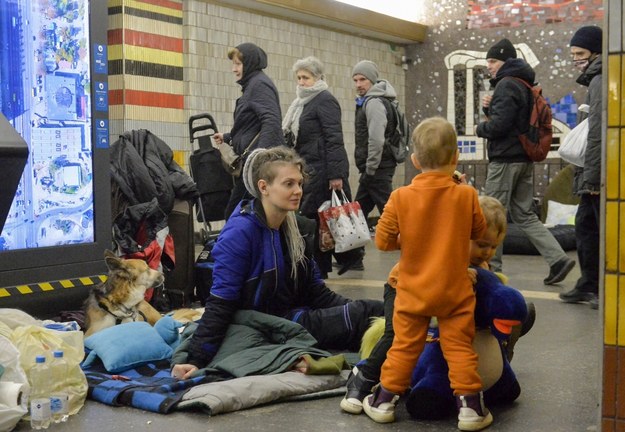 Mieszkańcy Kijowa w podziemiach metra funkcjonującego obecnie jako schron /ANDRII NESTERENKO /PAP/EPA