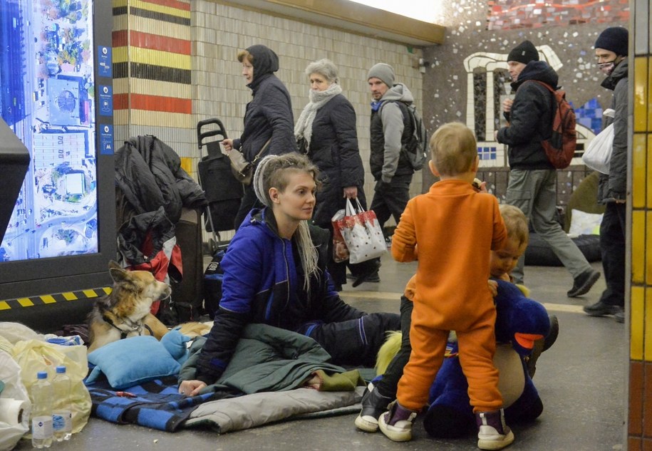 Mieszkańcy Kijowa w podziemiach metra funkcjonującego obecnie jako schron /ANDRII NESTERENKO /PAP/EPA