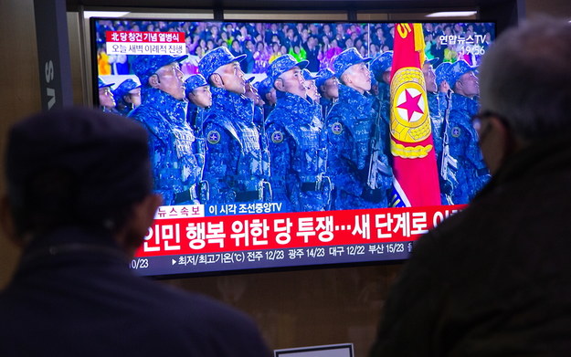 Mieszkańcy Korei Płd. oglądający północnokoreańską paradę /EPA/JEON HEON-KYUN /PAP/EPA